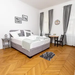 The Place, In The 7th District Of Appartamento